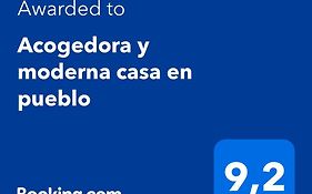 Acogedora y moderna casa en pueblo